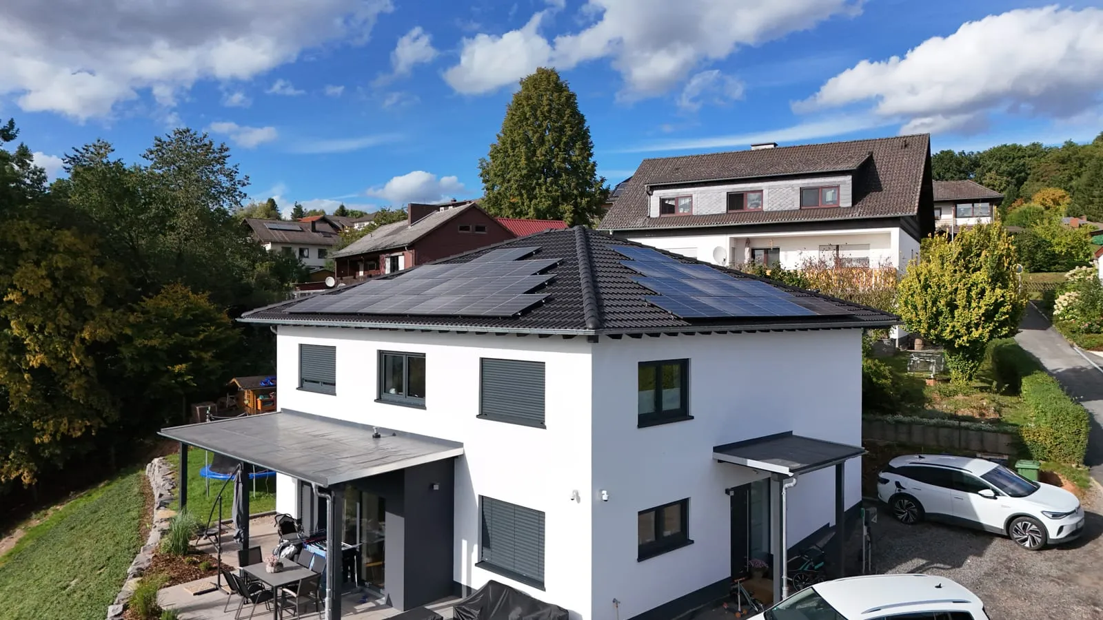 Von Sopal installierte Photovoltaikanlage, luftbild efh wallbox