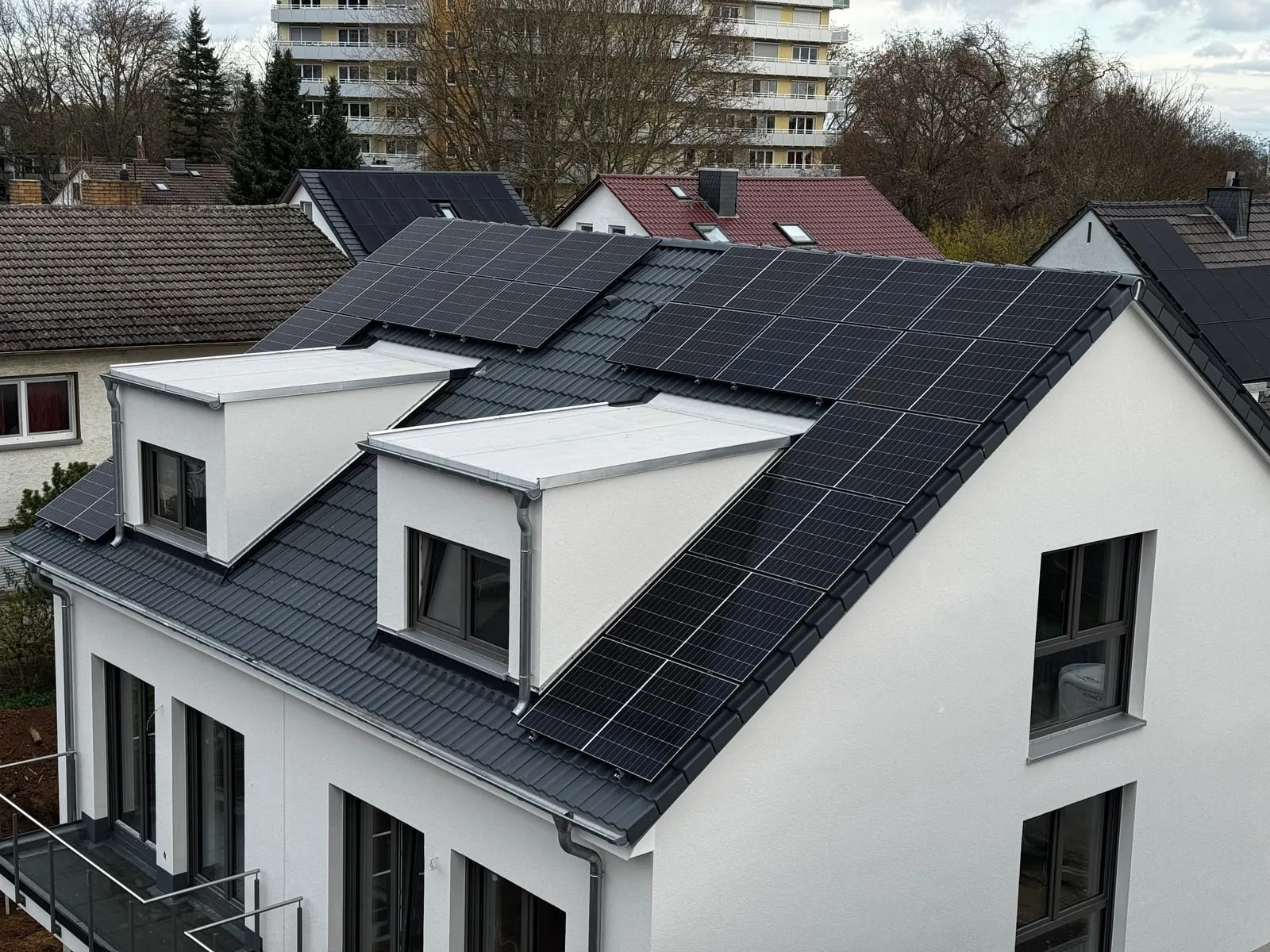 Von Sopal installierte Photovoltaikanlage, neubau fullblack