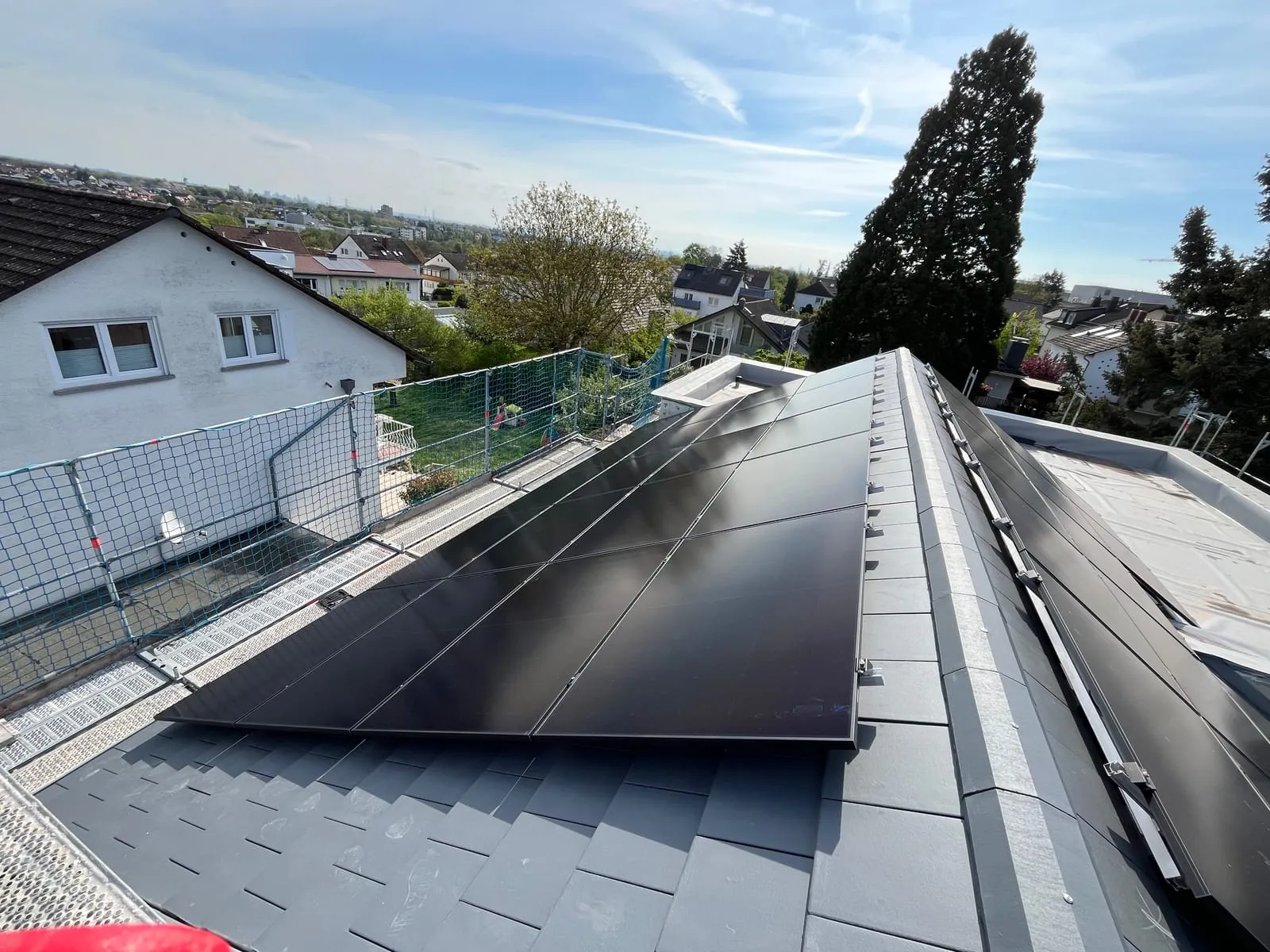 Von Sopal installierte Photovoltaikanlage, satteldach panorama
