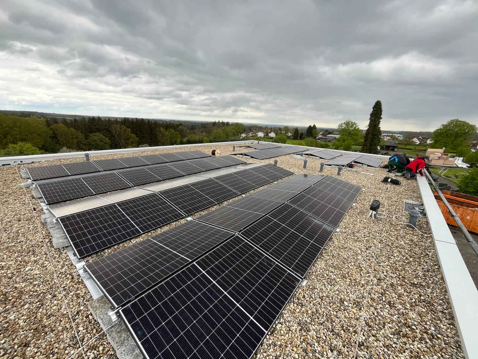 Von Sopal installierte Photovoltaikanlage, flachdach aufgestaendert