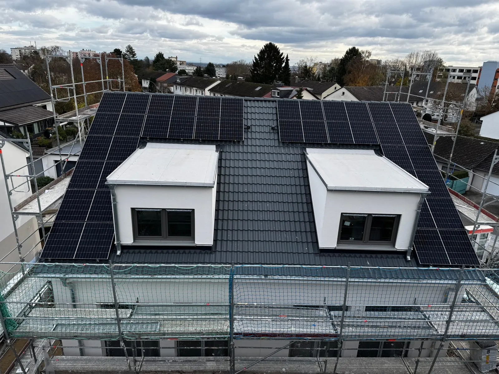 Von Sopal installierte Photovoltaikanlage, neubau geruest