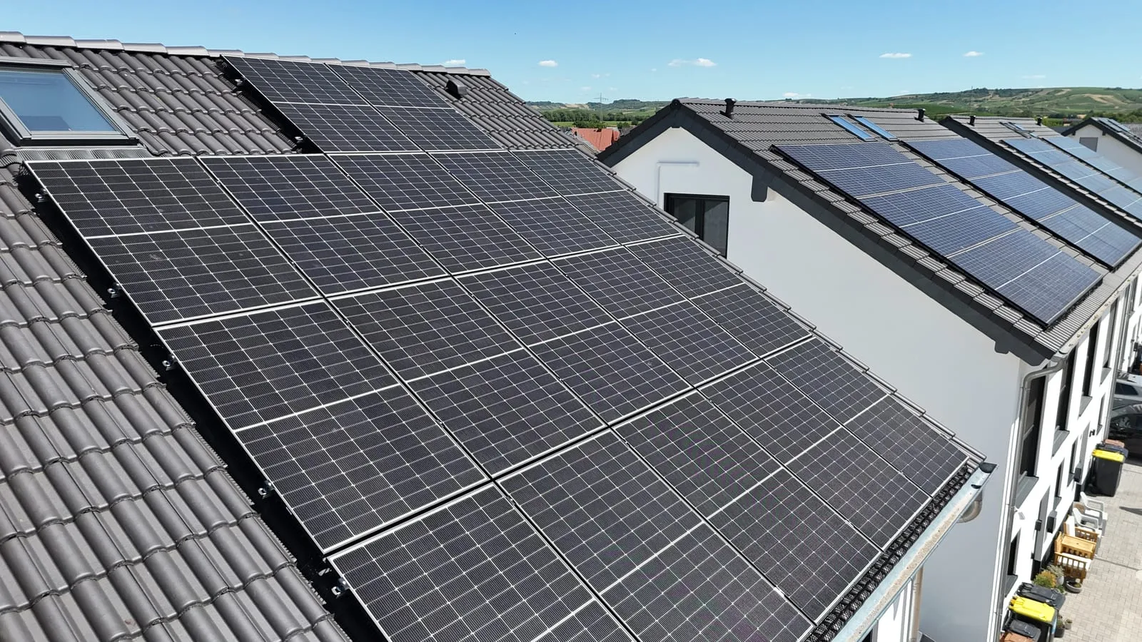 Von Sopal installierte Photovoltaikanlage, reihenhaeuser luftbild