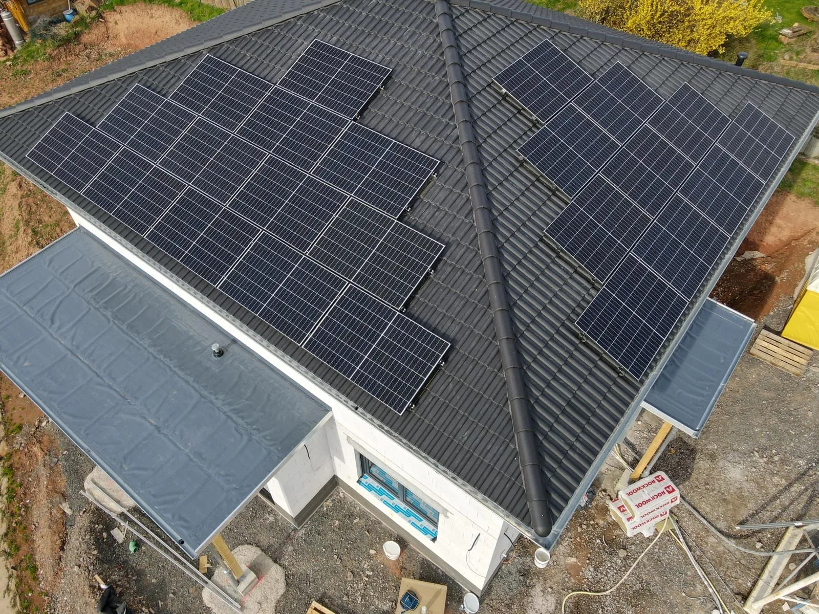 Von Sopal installierte Photovoltaikanlage, walmdach neubau