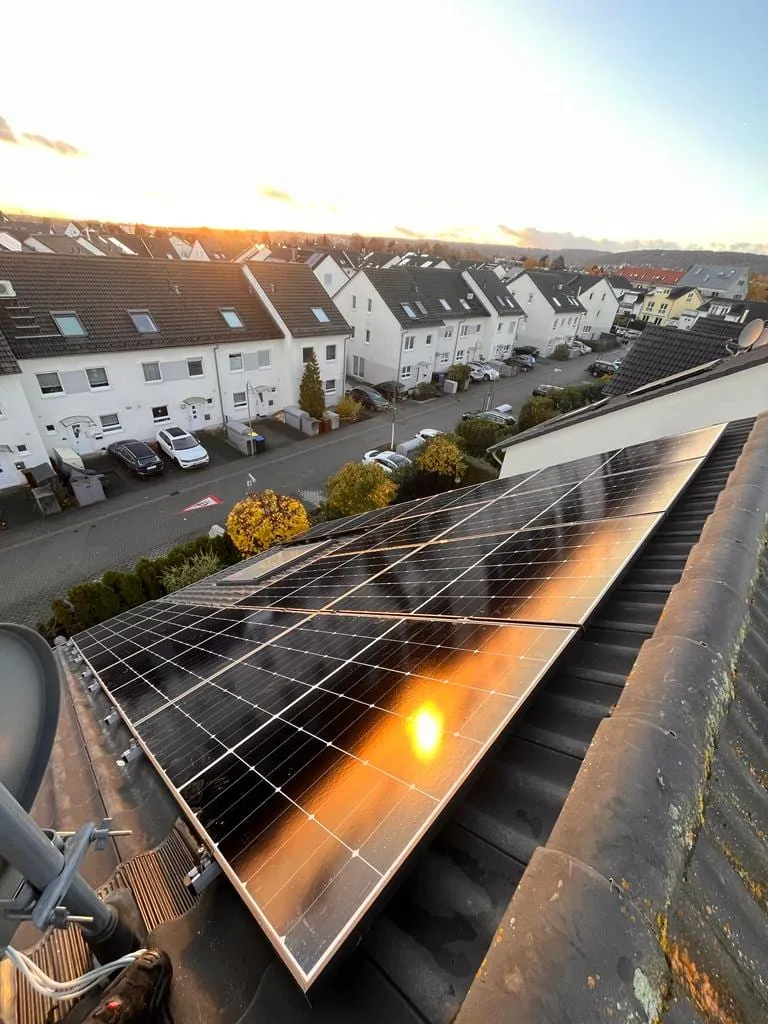 Von Sopal installierte Photovoltaikanlage, abendsonne reihenhaus