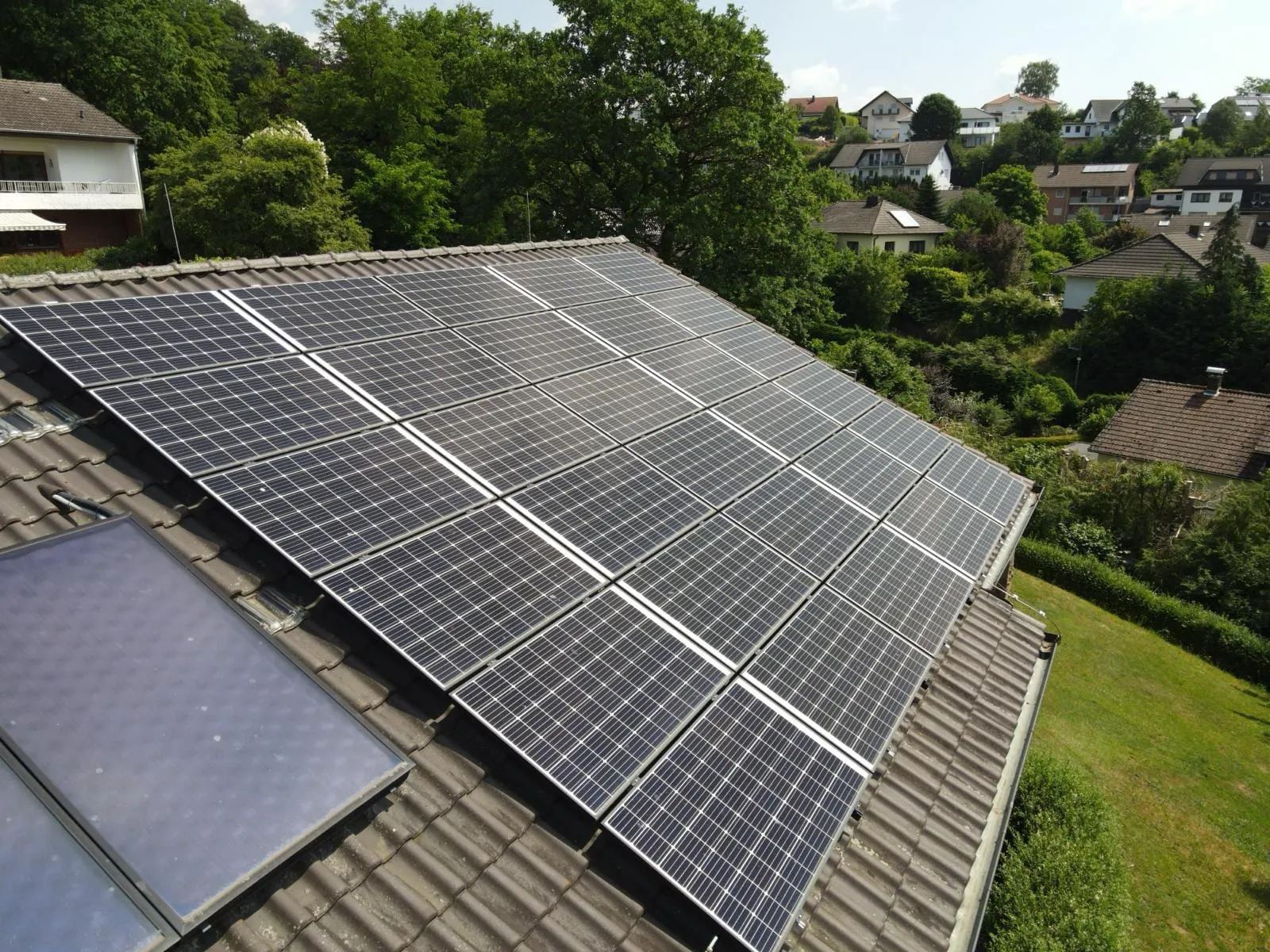 Von Sopal installierte Photovoltaikanlage, satteldach hanglage