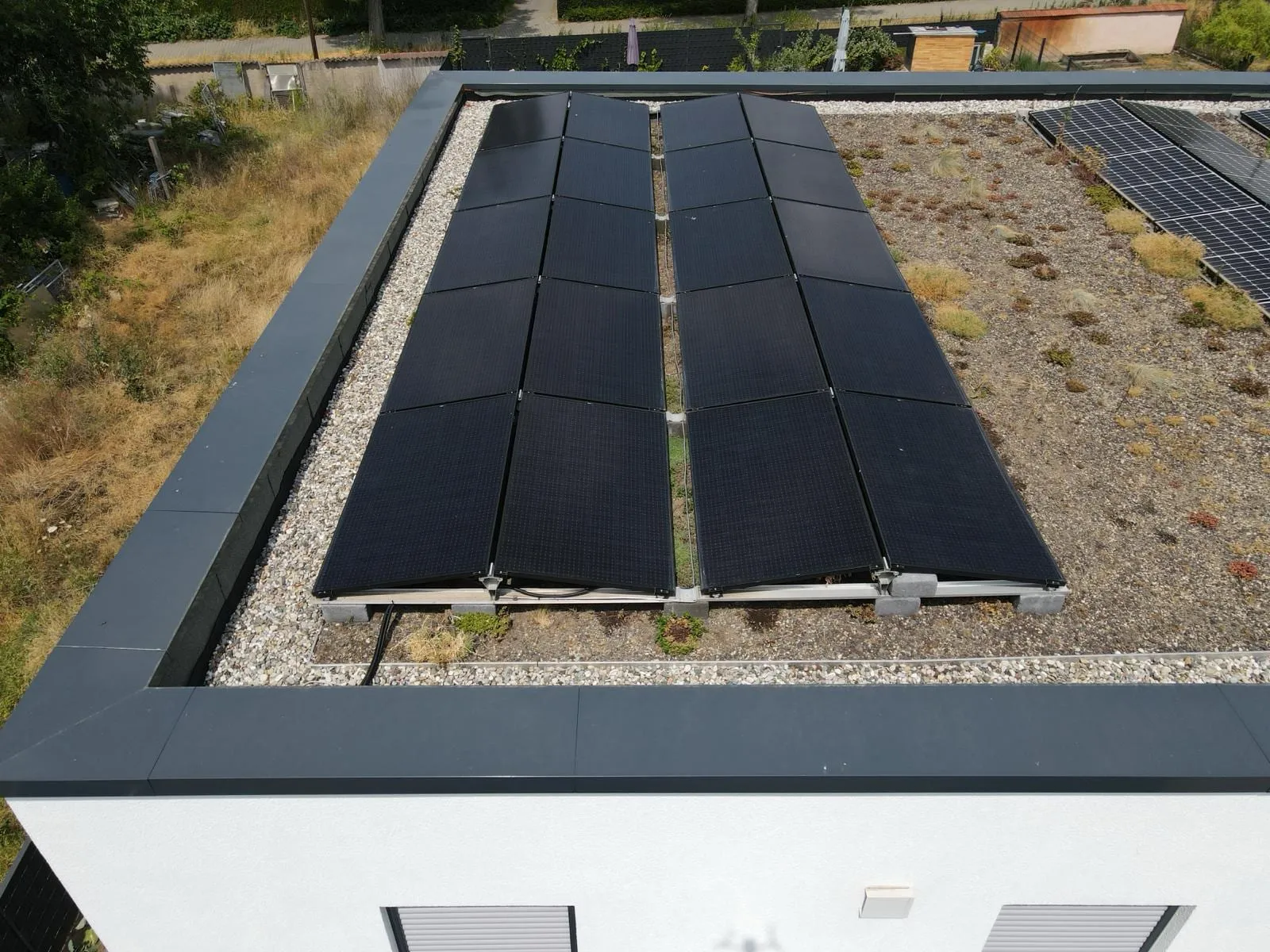 Von Sopal installierte Photovoltaikanlage, gruendach flachdach