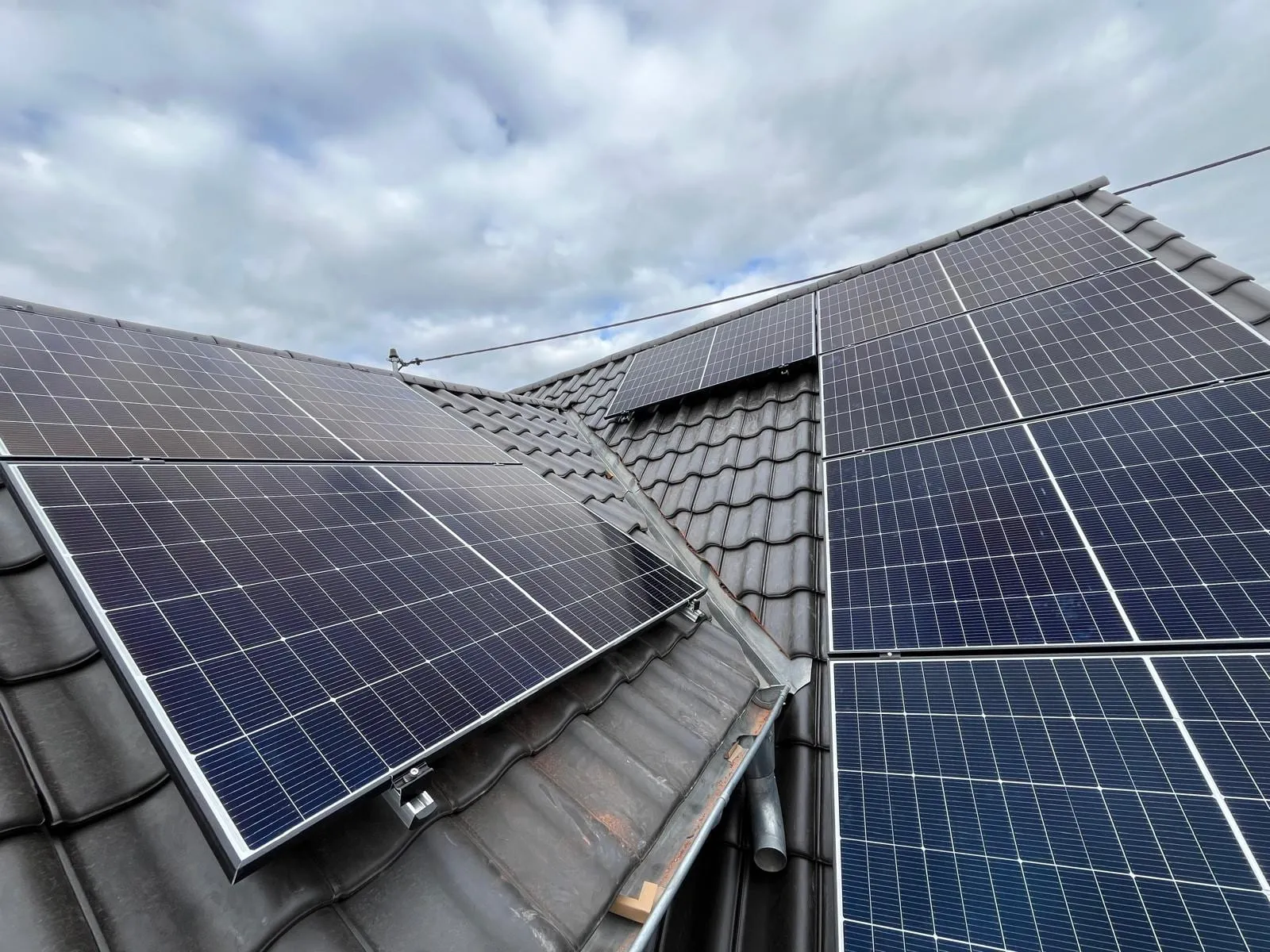Von Sopal installierte Photovoltaikanlage, dachlandschaft mehrflaechig