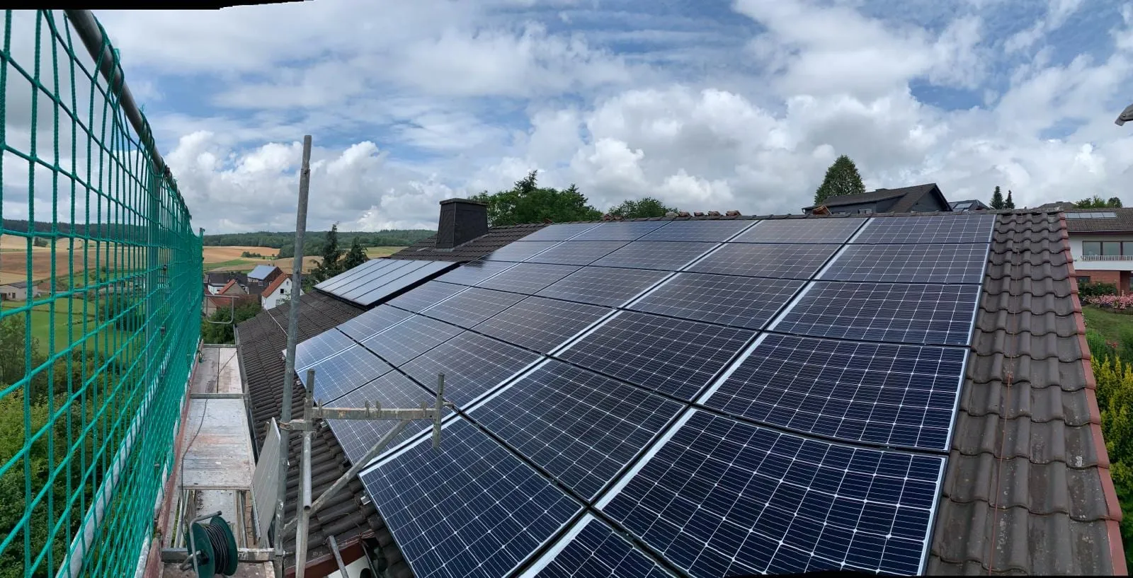 Von Sopal installierte Photovoltaikanlage, satteldach panorama weit