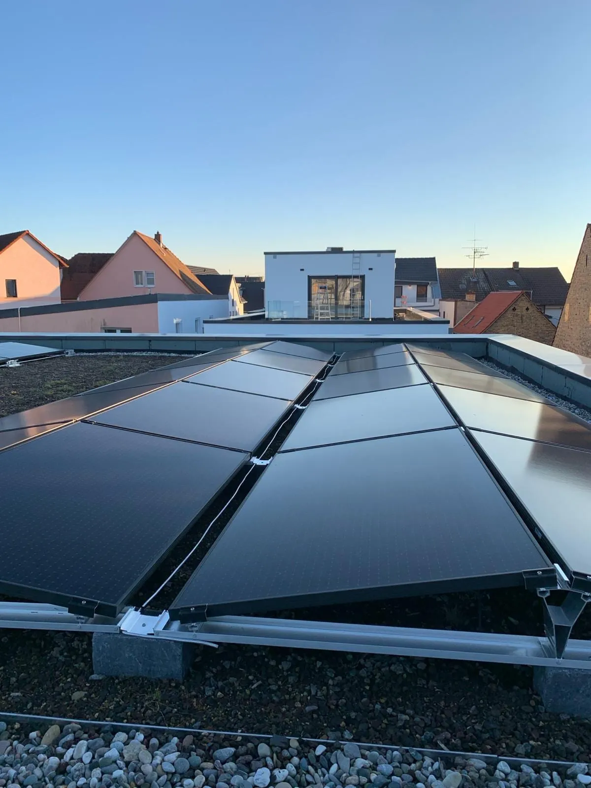 Von Sopal installierte Photovoltaikanlage, flachdach abendlicht