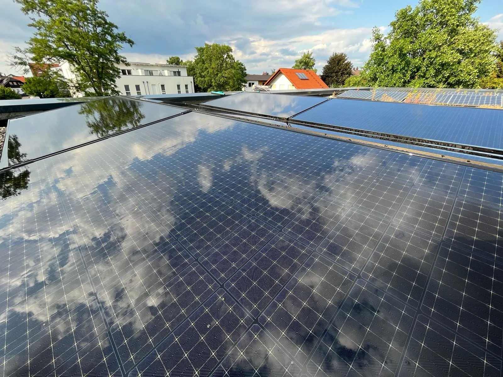 Von Sopal installierte Photovoltaikanlage, module wolkenspiegelung