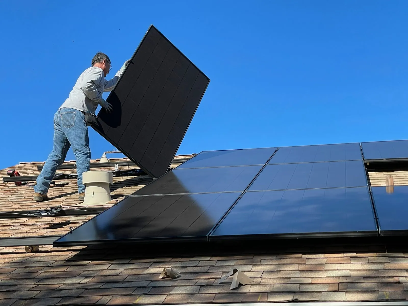 Nahaufnahme von Solarmodulen auf einem Dach