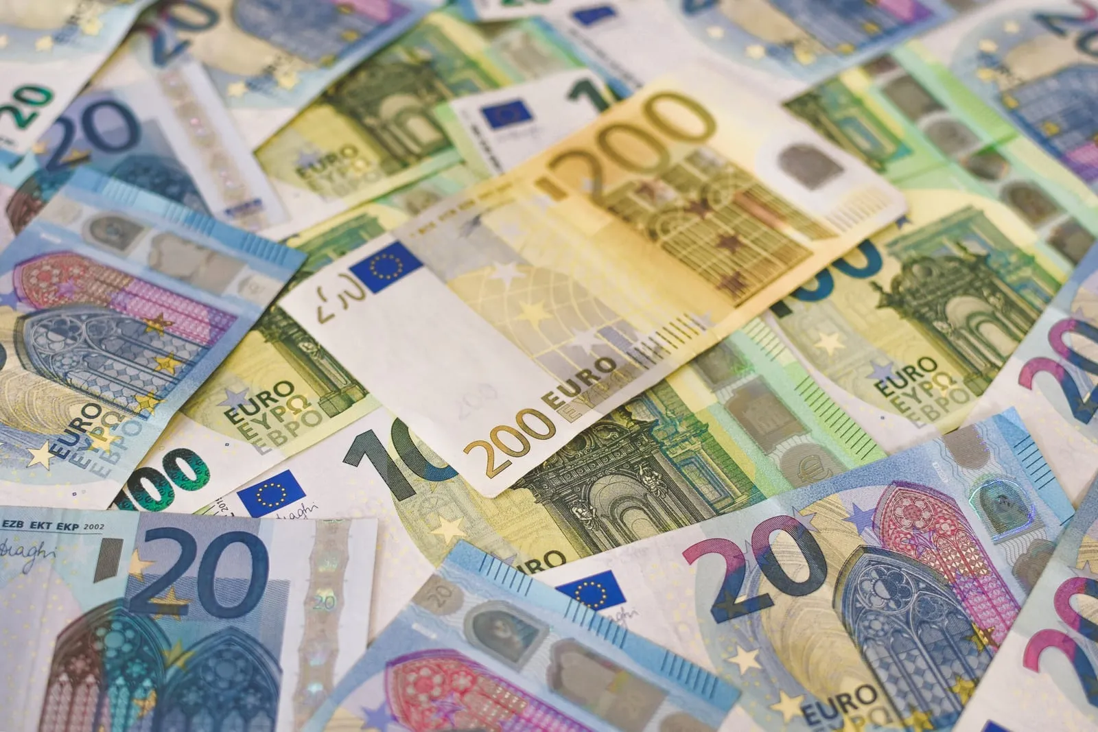 Euro-Geldscheine als Symbol für die Ersparnis durch den Nullsteuersatz