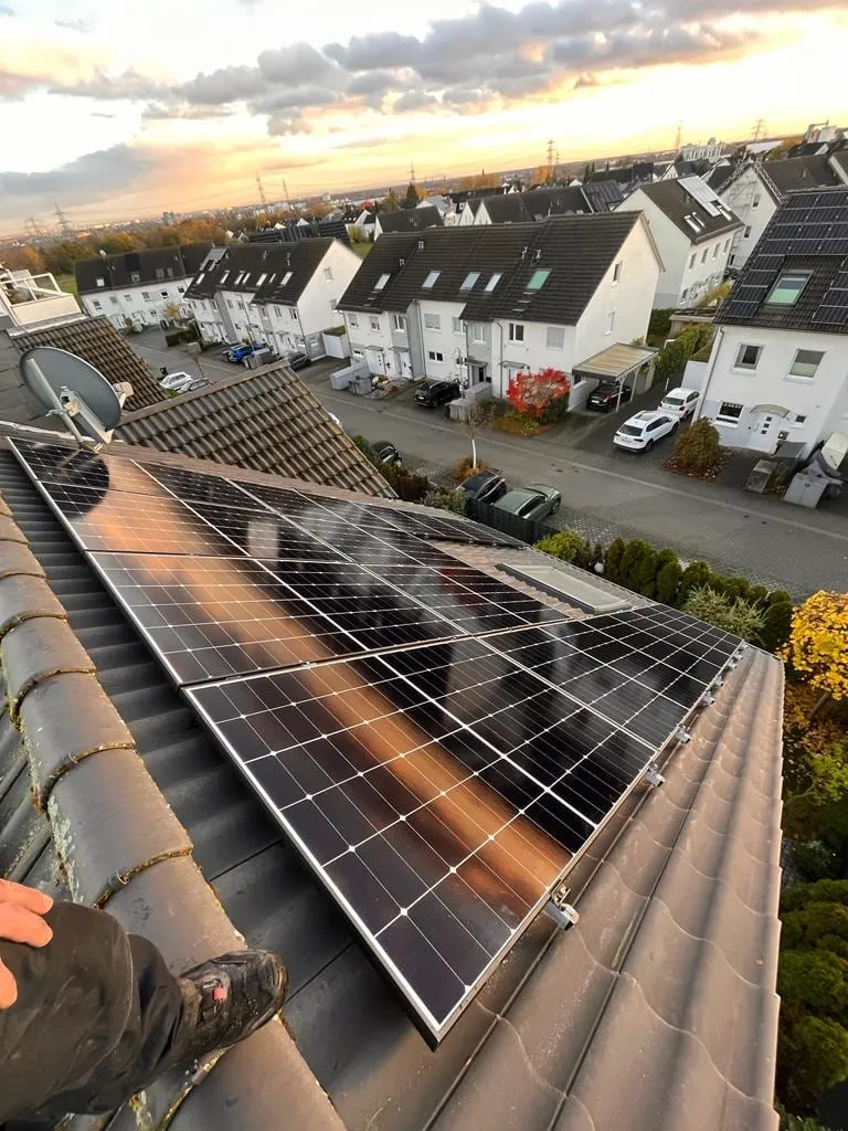 Von Sopal installierte Photovoltaikanlage, longi black white herbst