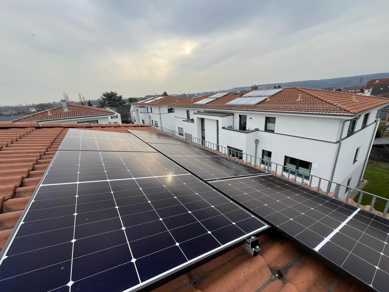 Von Sopal installierte Photovoltaikanlage, longi black white