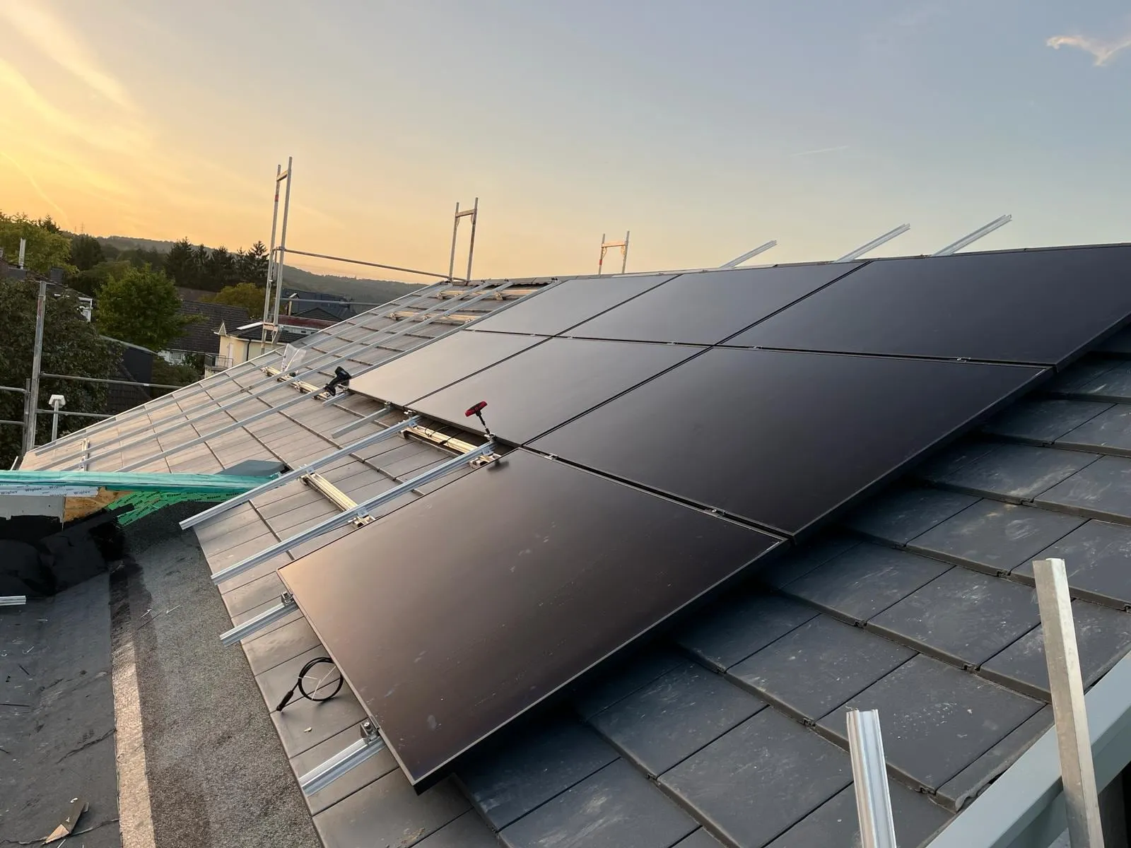 Von Sopal installierte Photovoltaikanlage, longi full black satteldach