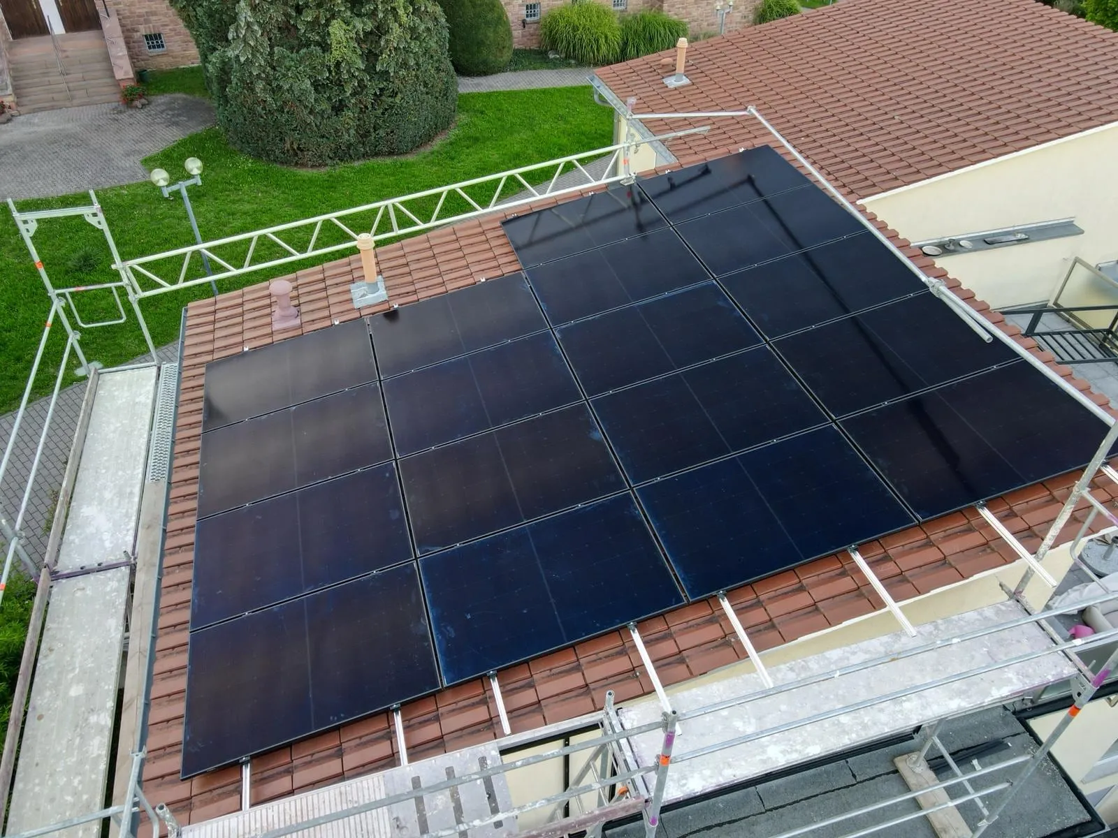 Von Sopal installierte Photovoltaikanlage, longi full black walmdach