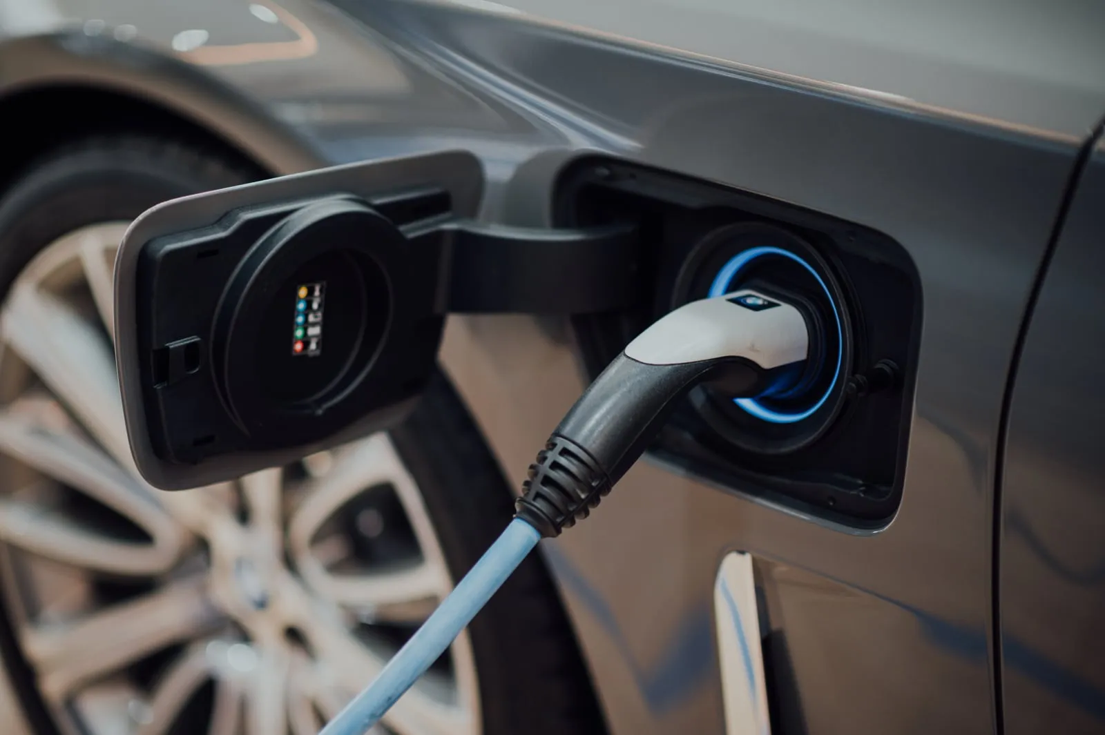 Ladestecker in der Ladebuchse eines Elektroautos
