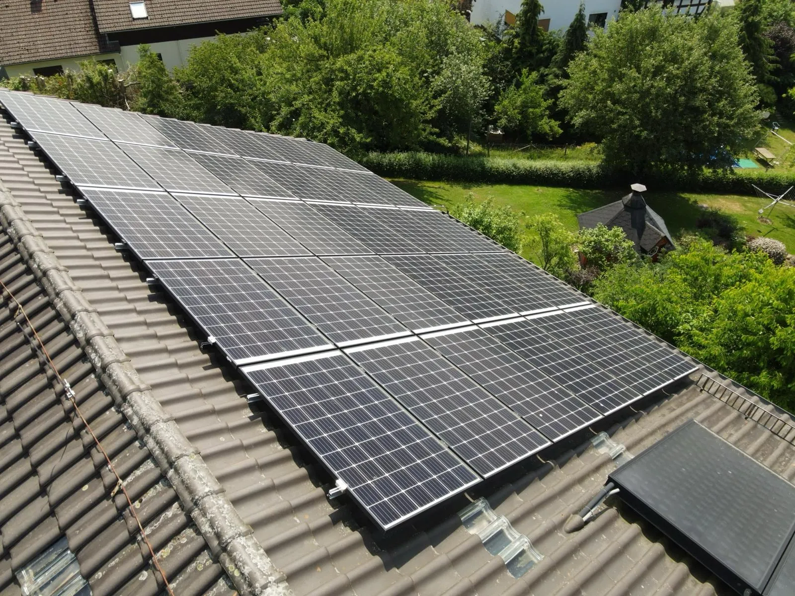 Von Sopal installierte Photovoltaikanlage, sonnenstromfabrik black white